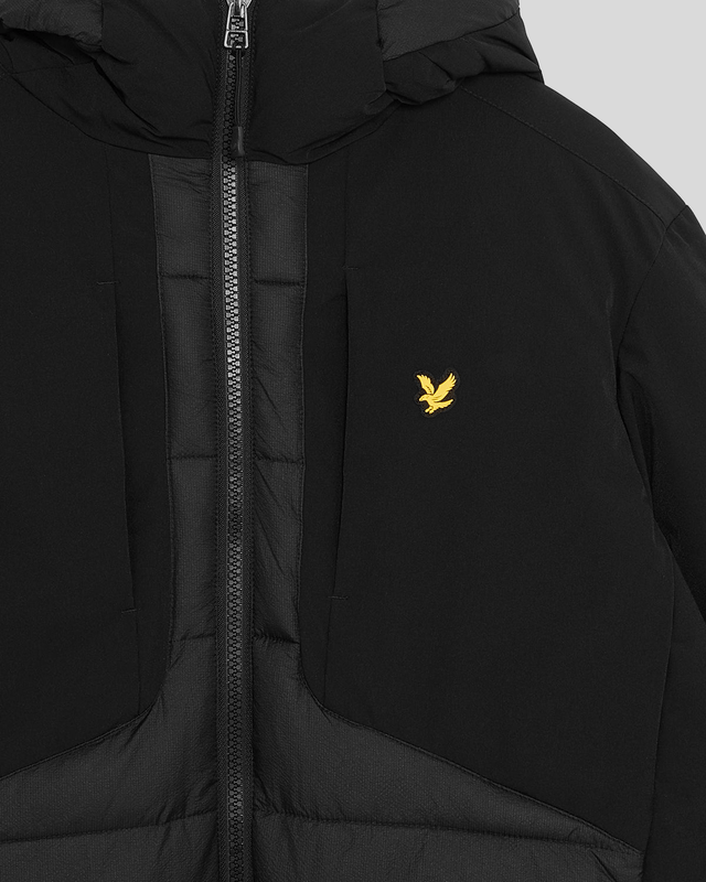 Man draagt een Sports Hybrid-pufferjack in Jet Black