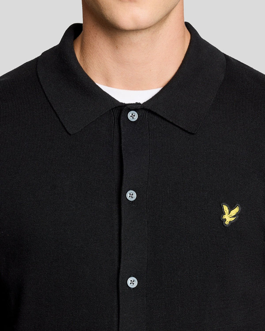 Un homme porte un pull en coton noir de jais