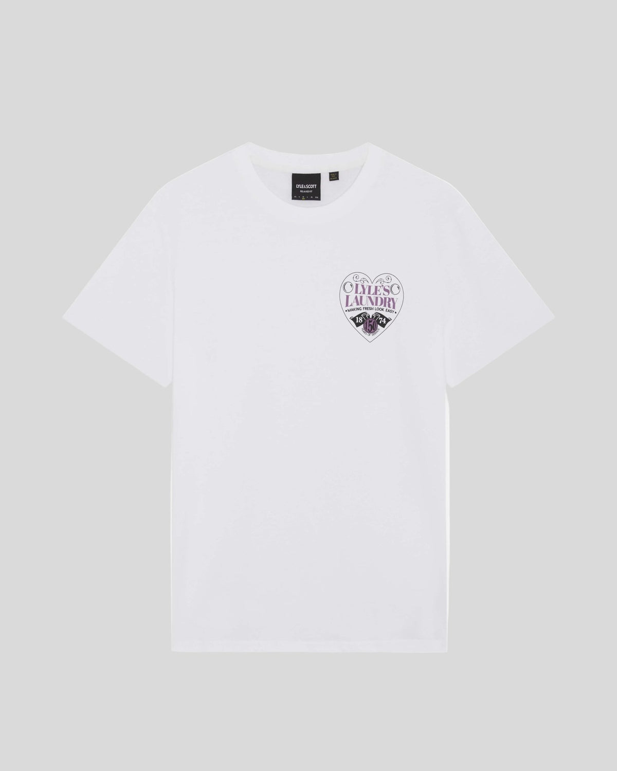 Un homme porte un t-shirt à motif sur la poitrine, de couleur blanche
