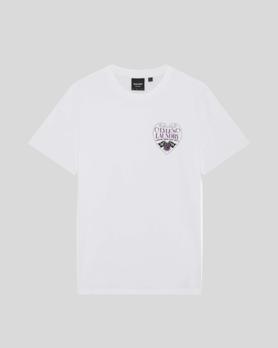 Un homme porte un t-shirt à motif sur la poitrine, de couleur blanche
