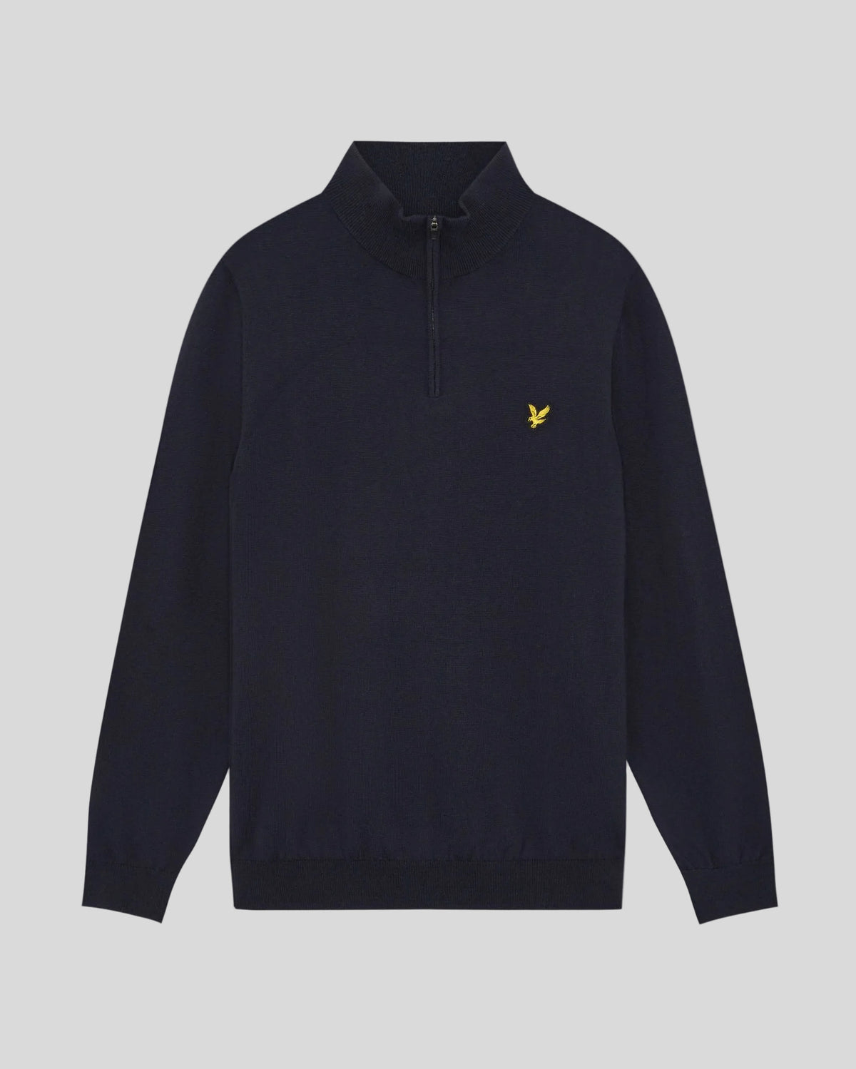 Homme portant un pull Performance à fermeture éclair 1/4 en bleu marine foncé