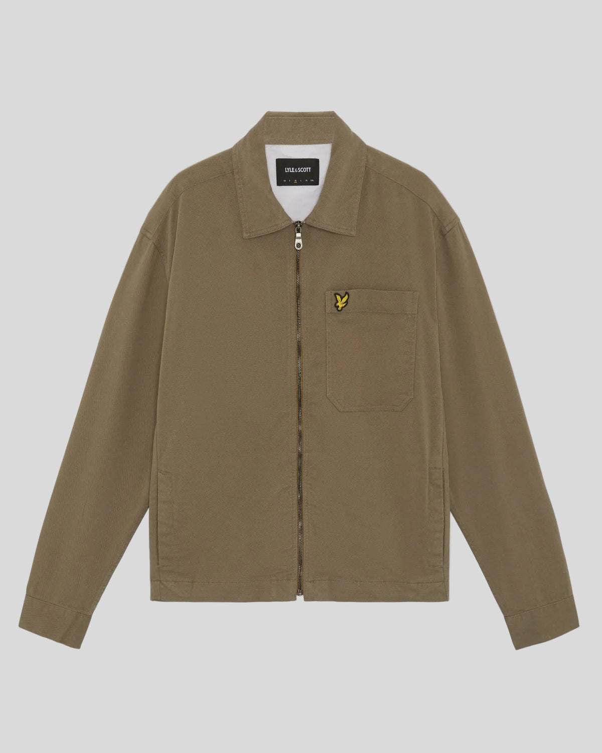 Uomo con overshirt leggera con lavaggio enzimatico in color kaki cenere