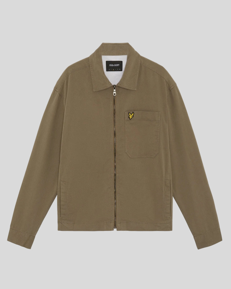 Uomo con overshirt leggera con lavaggio enzimatico in color kaki cenere