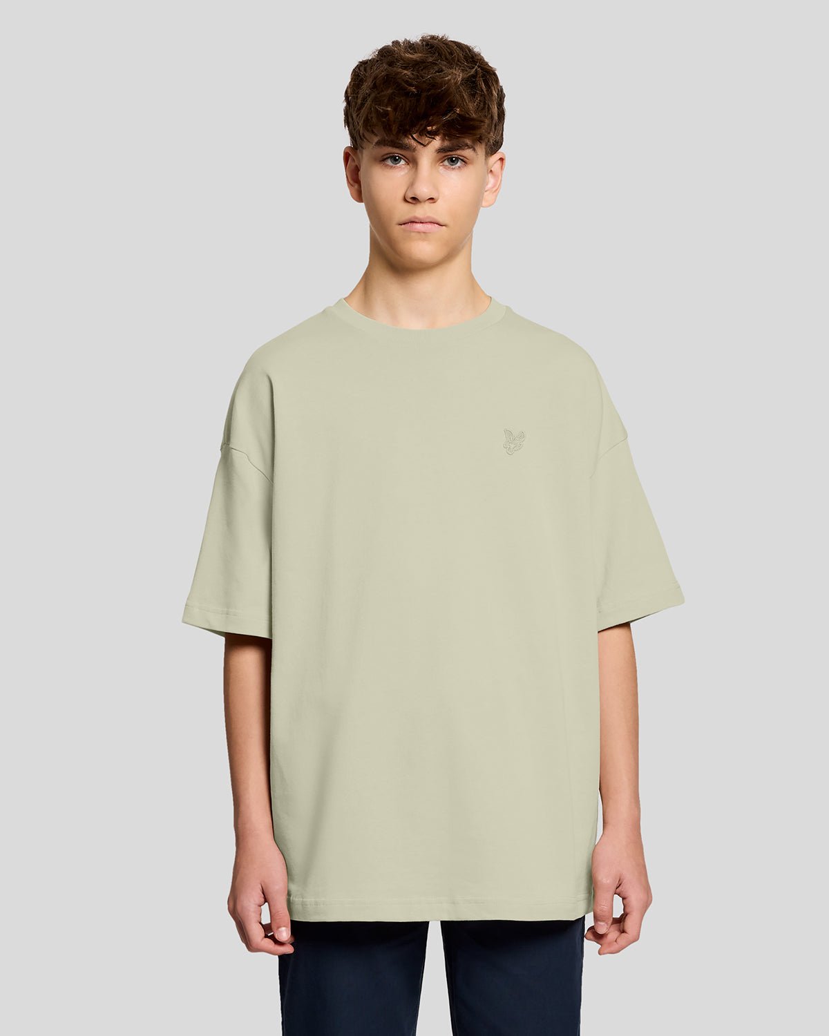 Homme portant un t-shirt ample épais, couleur blé