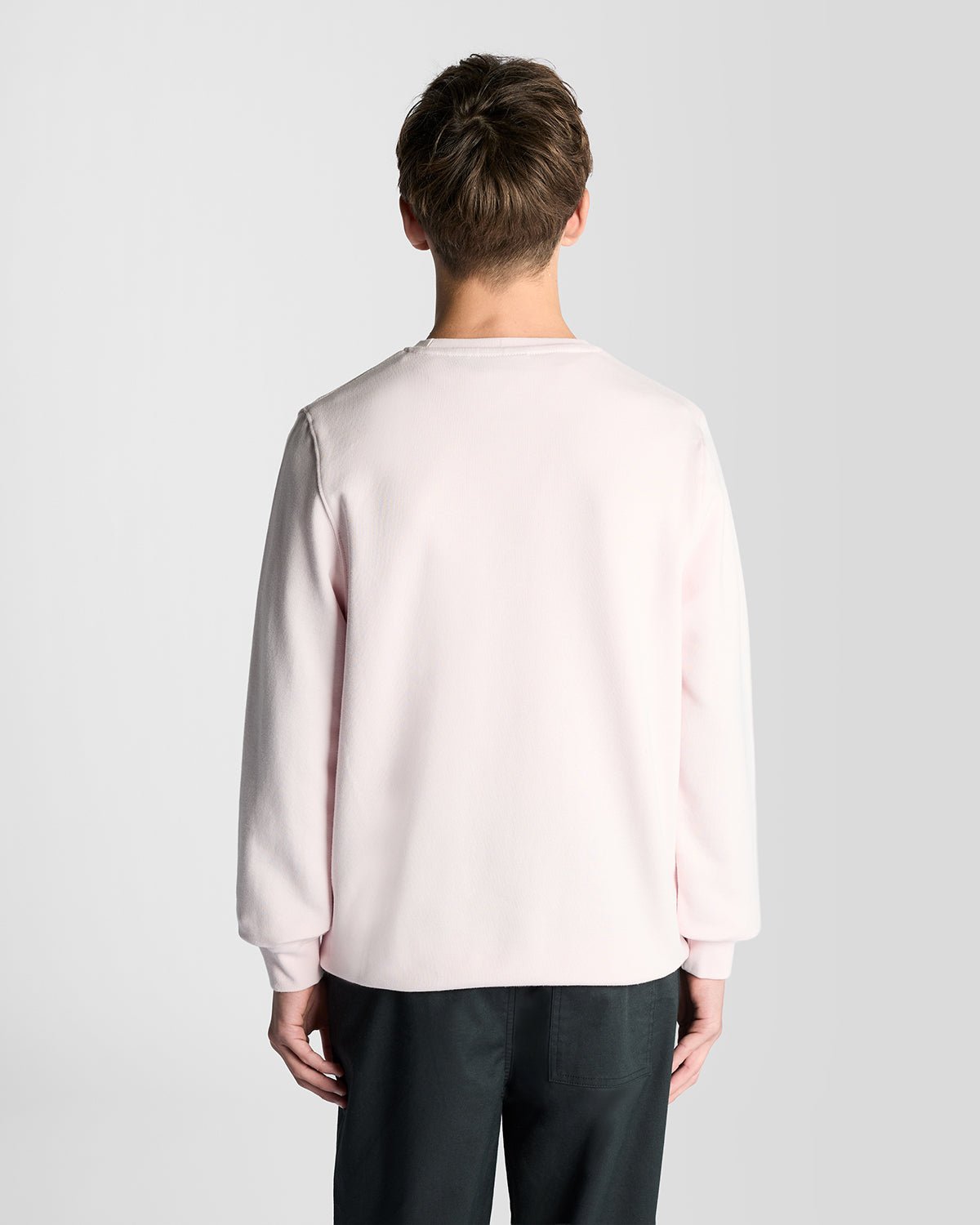 Uomo con felpa girocollo in cotone rosa chiaro