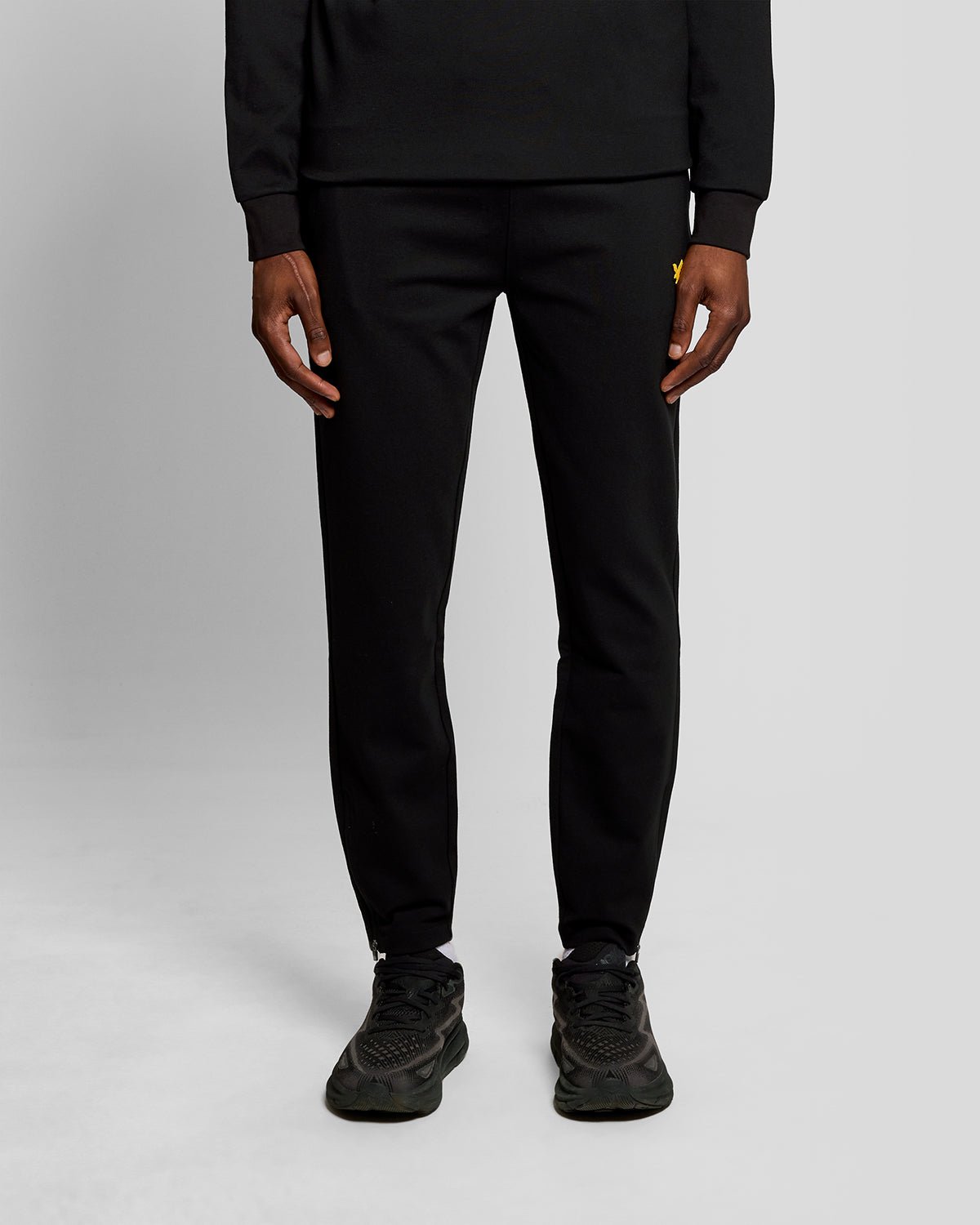 Uomo con pantaloni da jogging sportivi leggeri in nero corvino