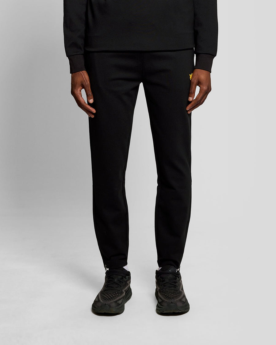 Uomo con pantaloni da jogging sportivi leggeri in nero corvino