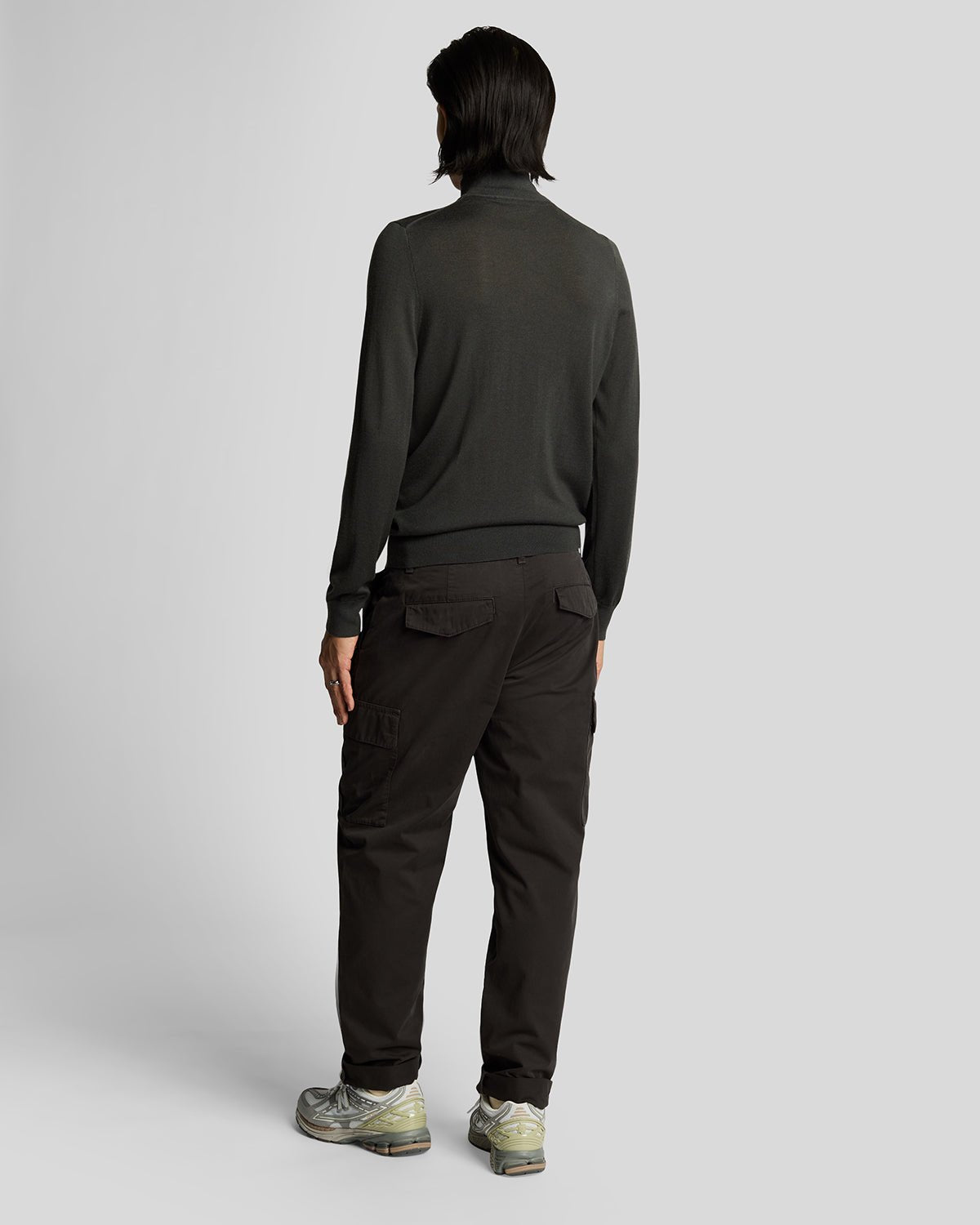 Homme portant un pantalon à poches cargo couleur gris métallisé