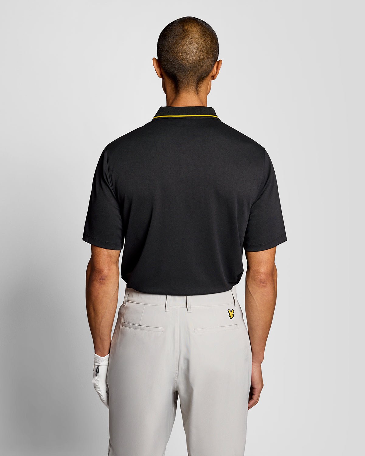 Uomo con polo tecnica a righe in nero jet