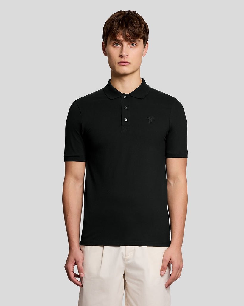 Homme portant un polo en coton ultra-fin noir de jais