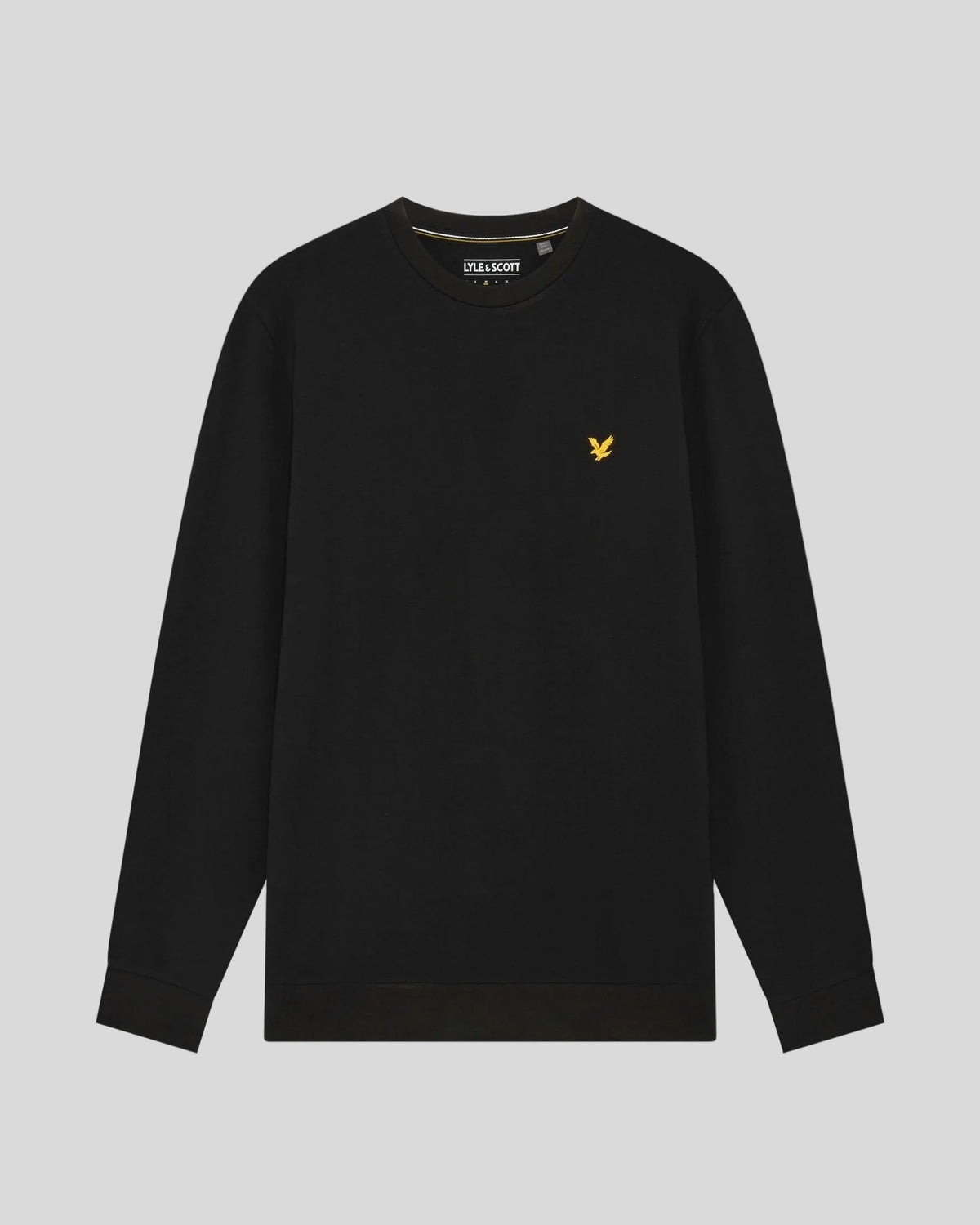 Homme portant un sweat-shirt léger de sport noir de jais