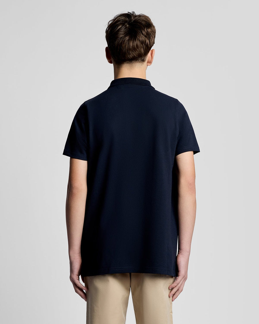 Hombre con polo deportivo en azul marino oscuro