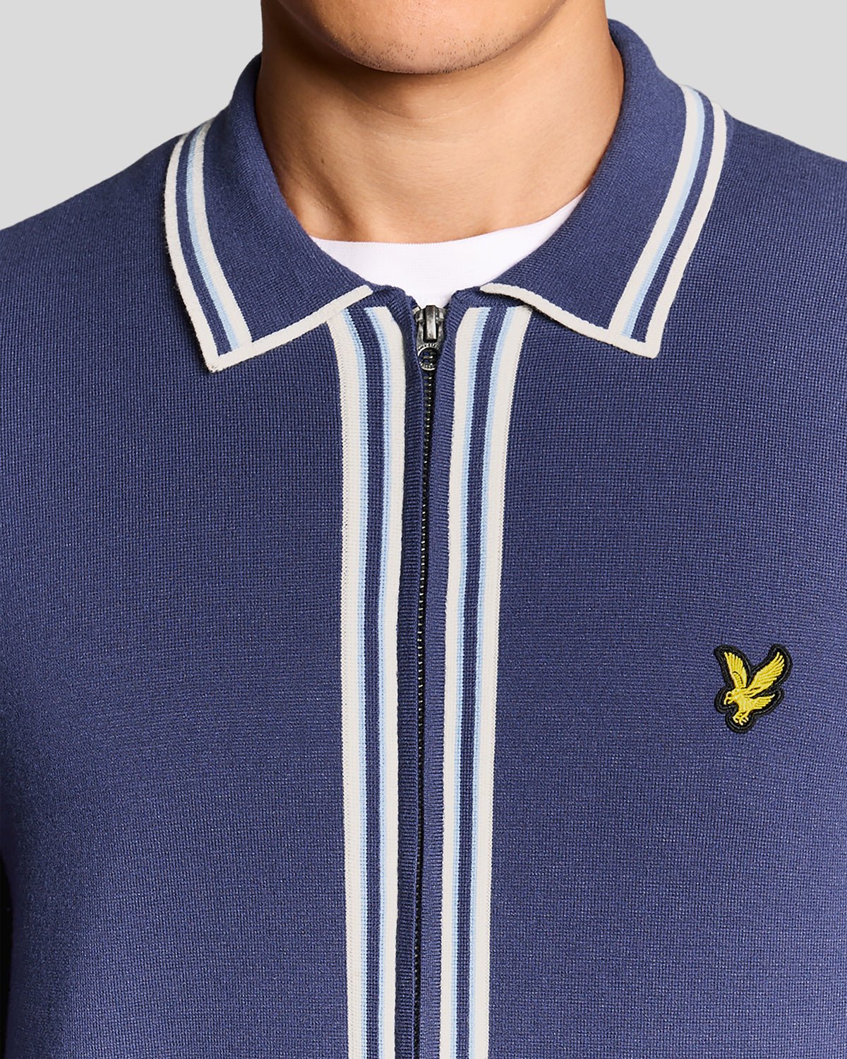 Uomo con maglione in maglia con zip integrale a contrasto in blu navy intenso