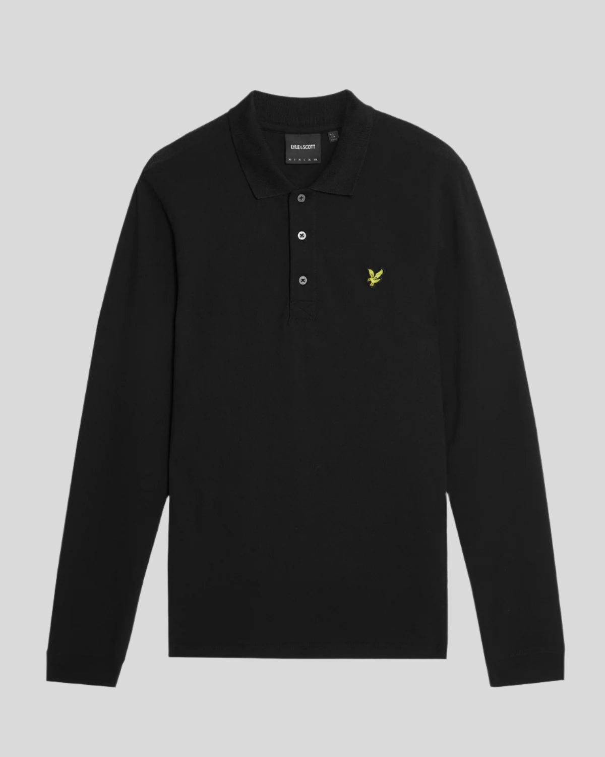 Homme portant un polo en coton à manches longues, couleur noir de jais