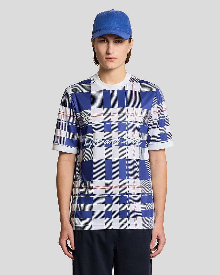 Homme portant un maillot de football à carreaux tartan de style sportif, couleur Now Blue