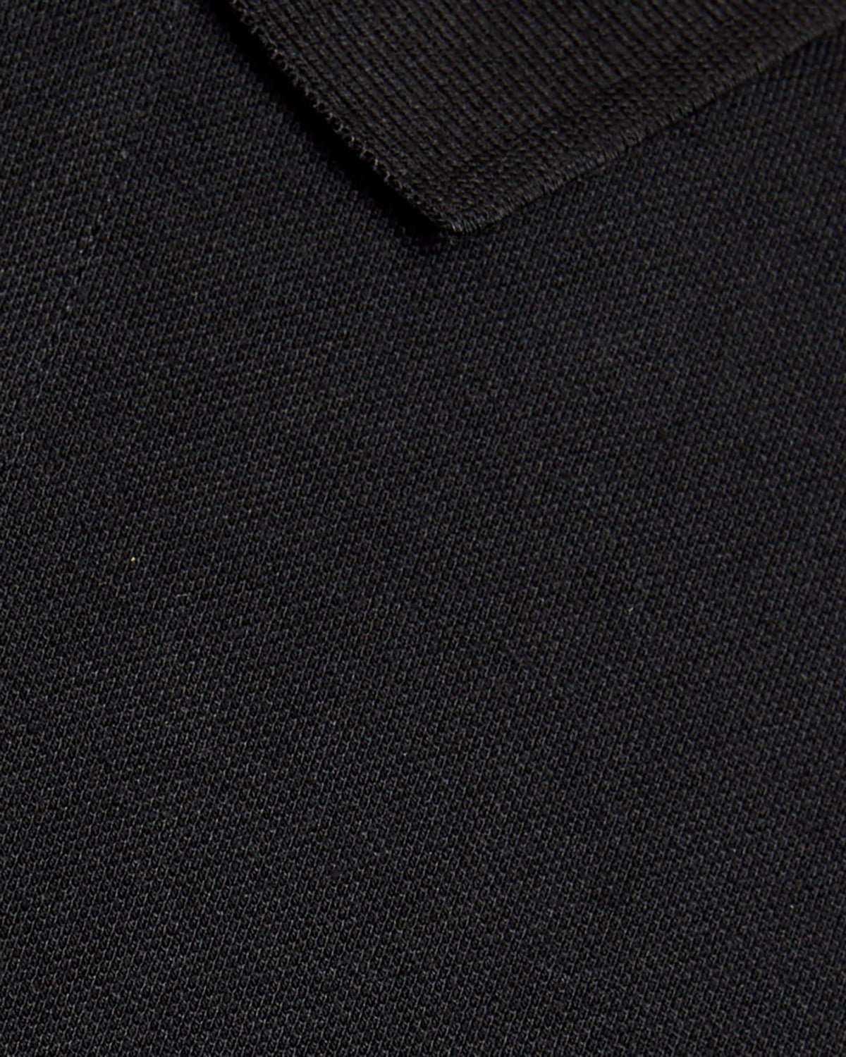 Un homme porte un polo de sport noir de jais
