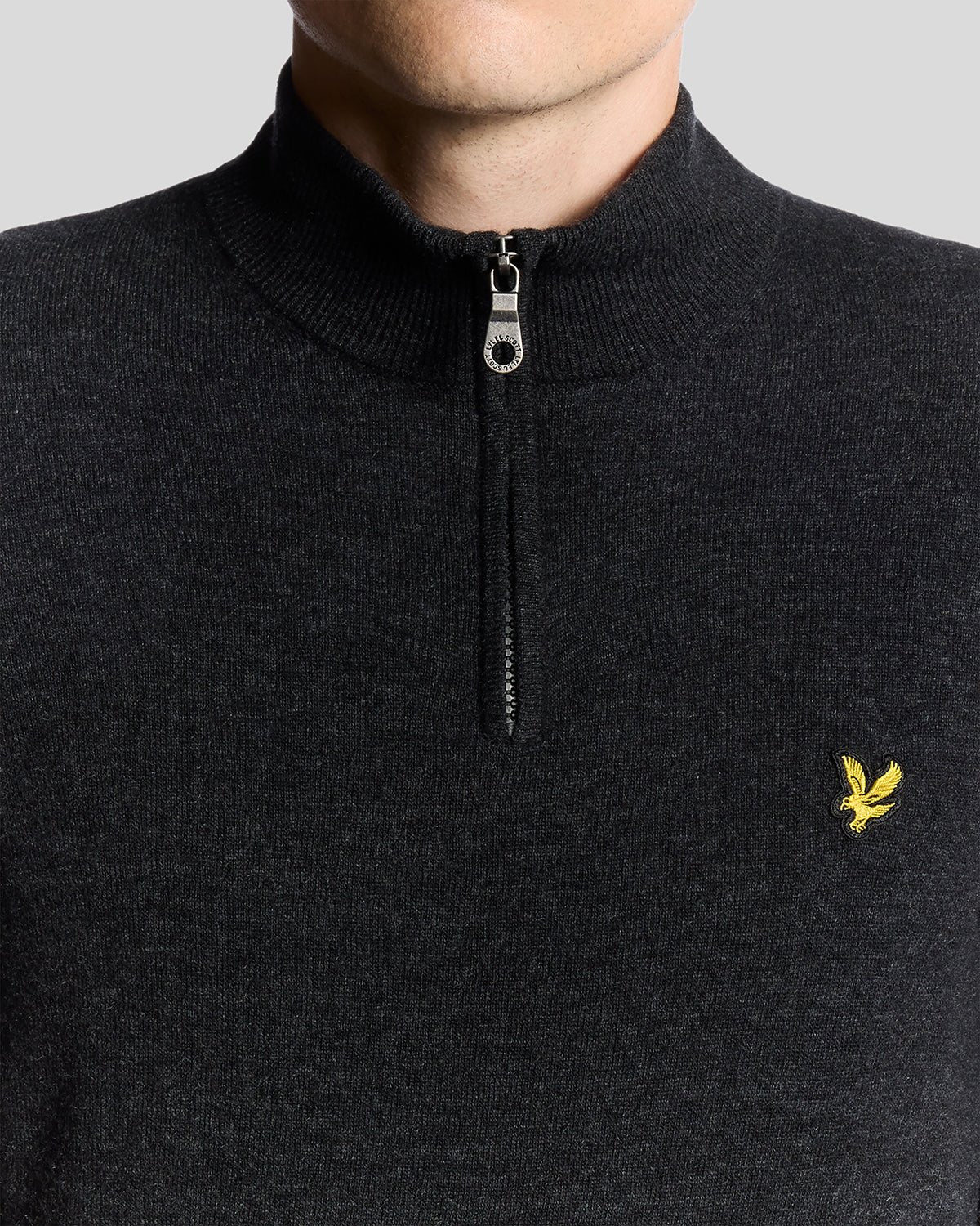 Uomo con maglione con zip a 1/4 in misto lana d'agnello, colore nero jet melange