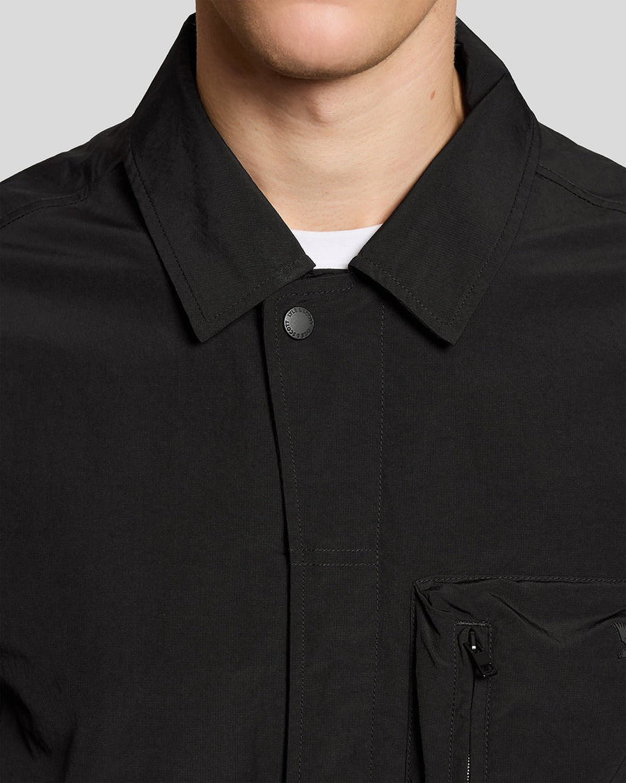 Homme portant une surchemise utilitaire légère à poches, couleur noir jais