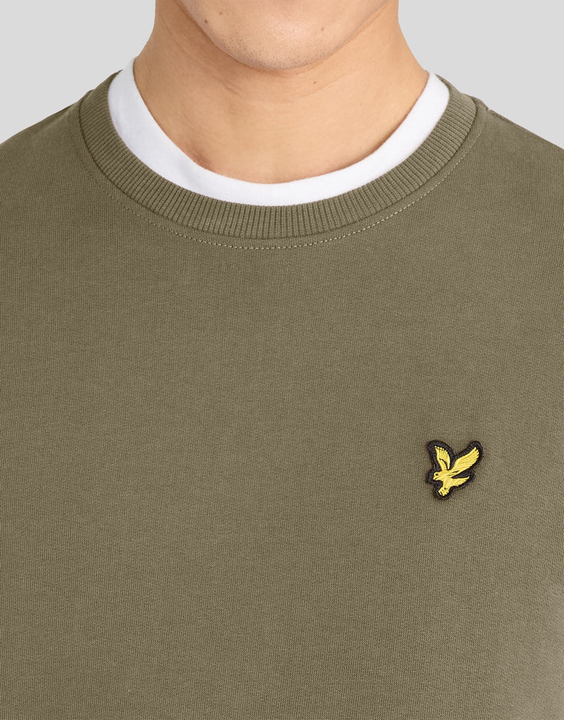 Mann trägt ein „Everyday Cotton“-Sweatshirt mit Rundhalsausschnitt in Woolwich