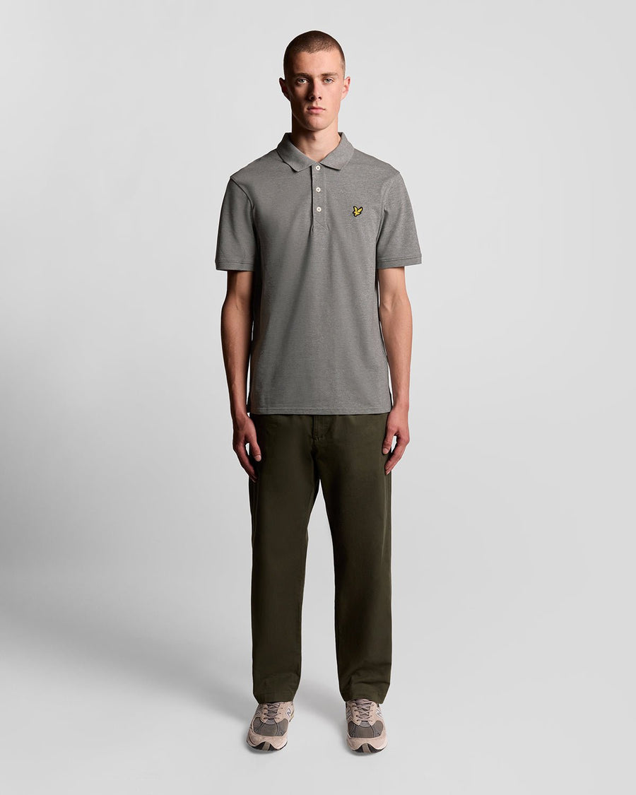 Homme portant un polo en coton gris chiné moyen