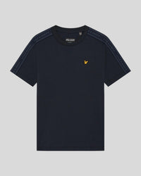 Junge trägt ein T-Shirt aus Baumwollmischung mit Jacquard-Bändchen in Dunkelblau