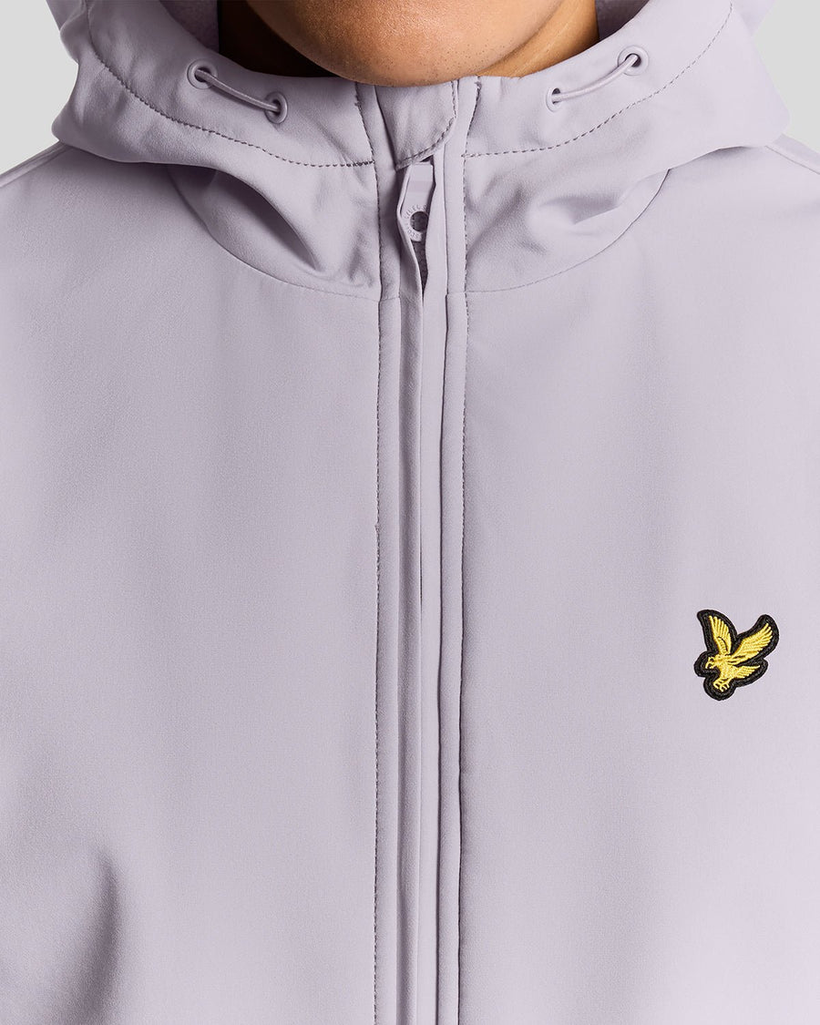 Hombre con chaqueta softshell con forro polar en color lila ceniza