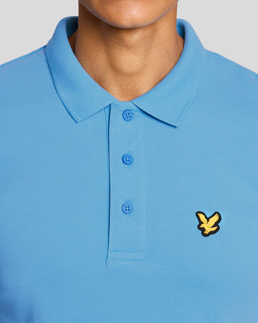 Un homme porte un polo technique de la marque Nitrogen