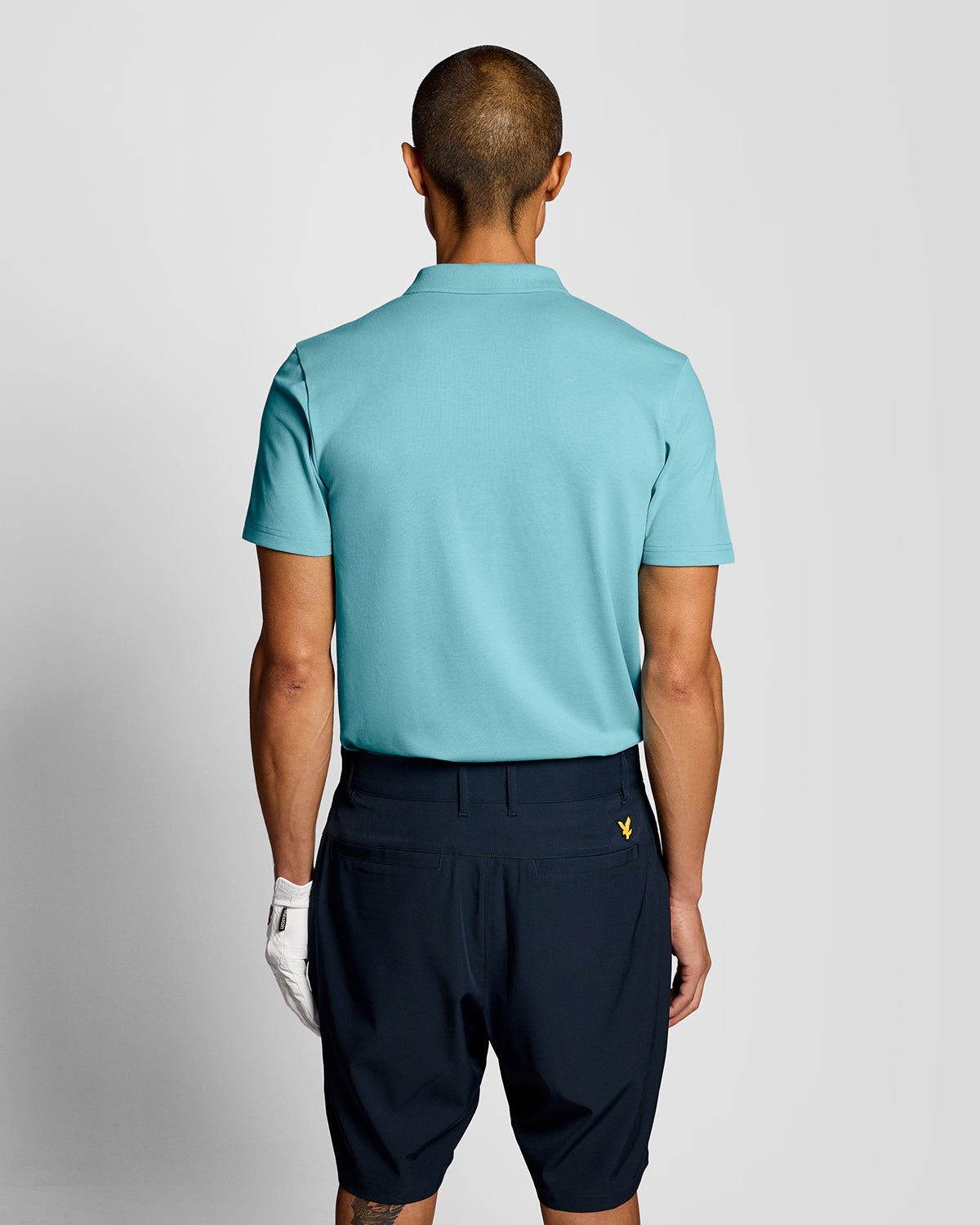 Un homme porte un polo technique bleu aquamarine