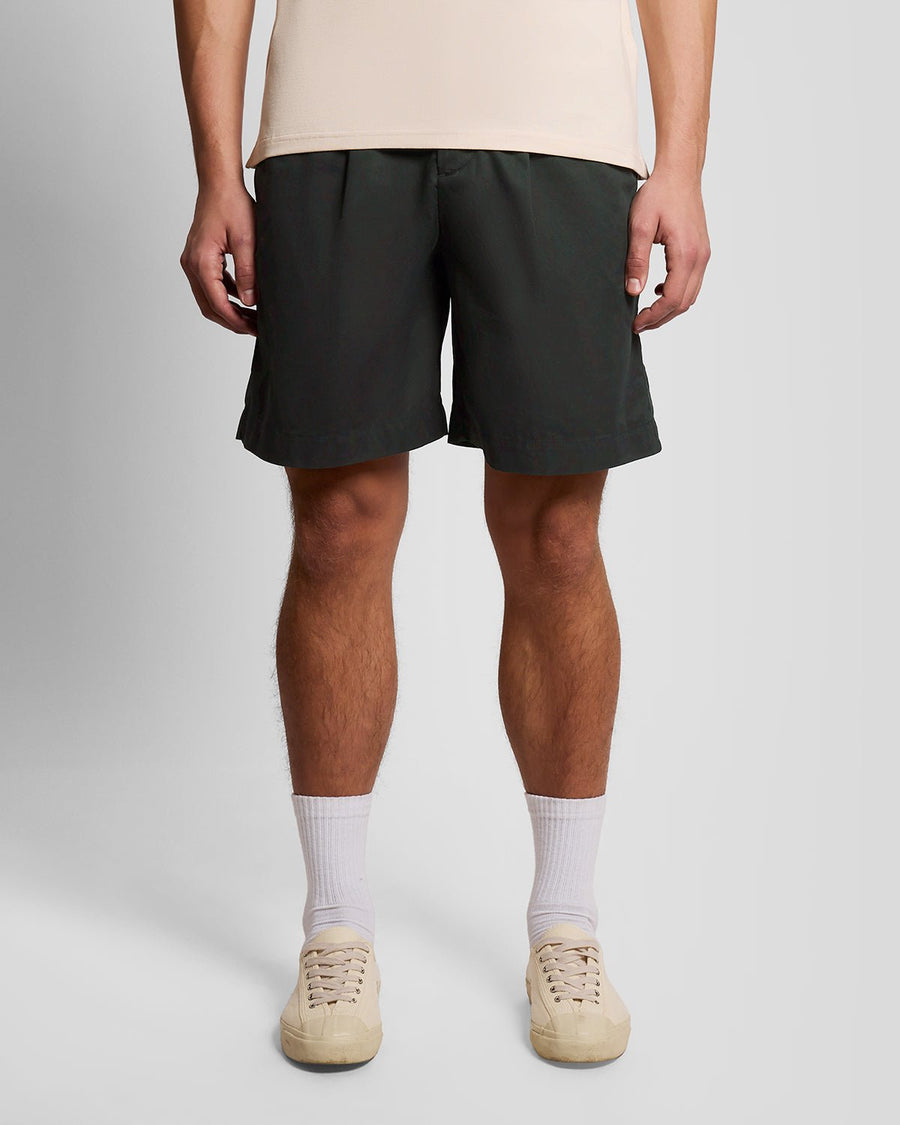 Homme portant un short chino en coton ultrafin, couleur laquée