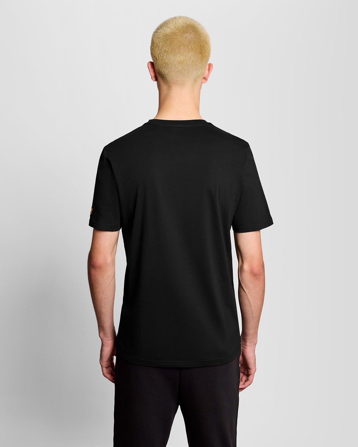 Homme portant un t-shirt « Sports Redefined » avec logo graphique, couleur noir de jais