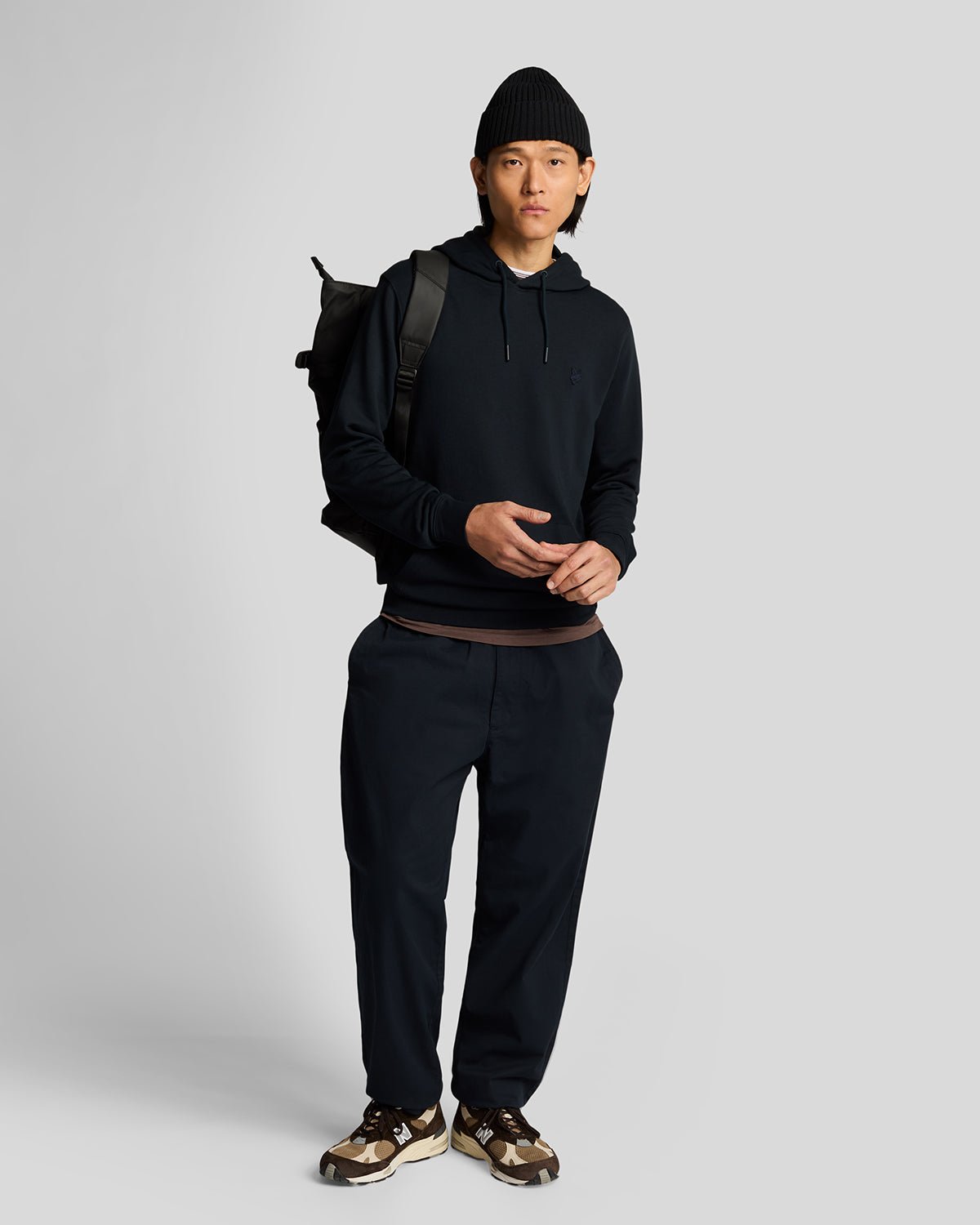 Homme portant un sweat à capuche en coton ultra-fin à revers, bleu marine foncé
