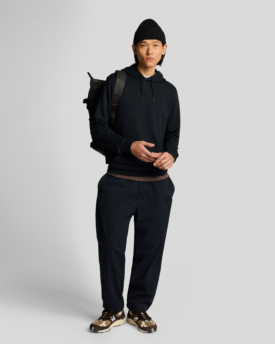 Homme portant un sweat à capuche en coton ultra-fin à revers, bleu marine foncé
