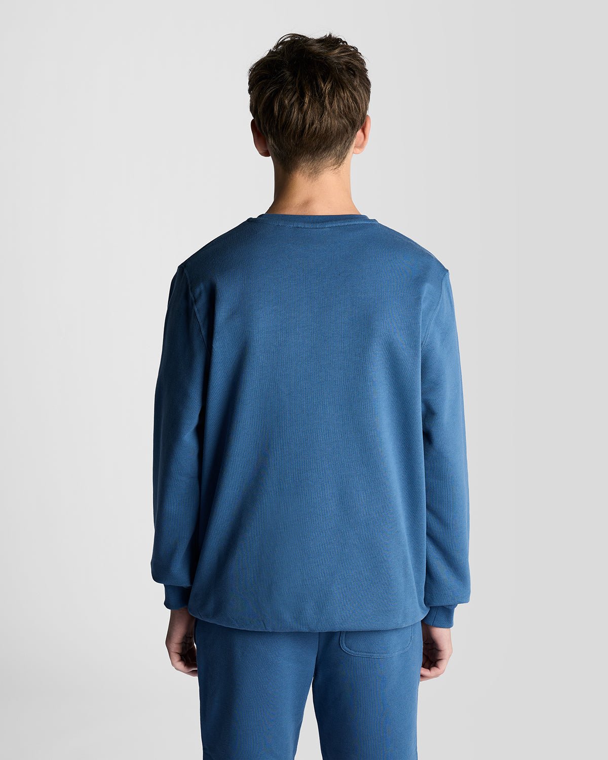 Uomo con felpa girocollo in cotone color bluette scuro
