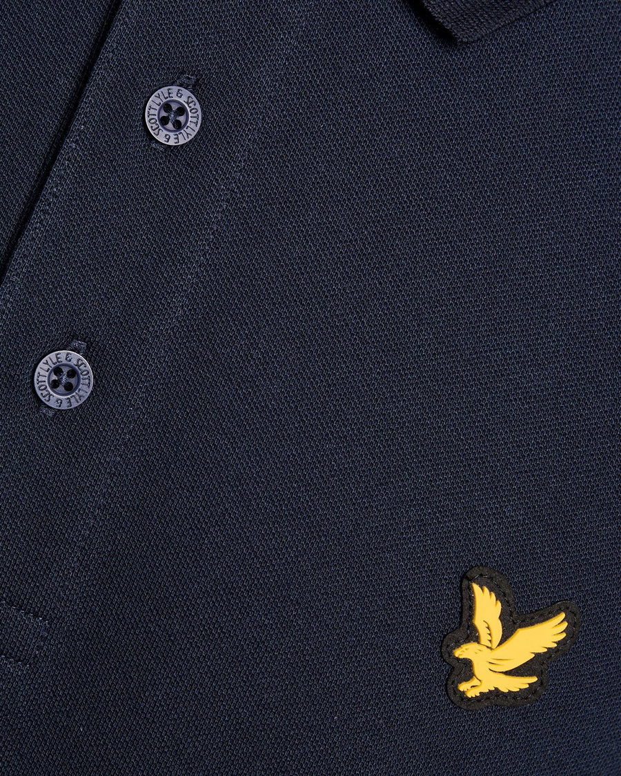 Un homme porte un polo de sport bleu marine foncé