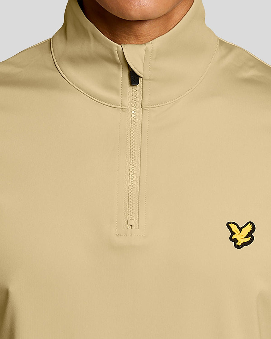 Hombre con la prenda intermedia Performance 1/4 Zip en color Mojave