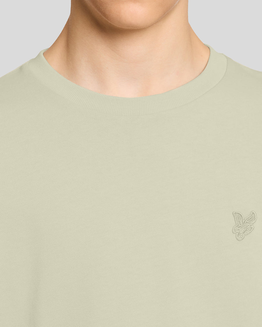 Homme portant un t-shirt ample épais, couleur blé