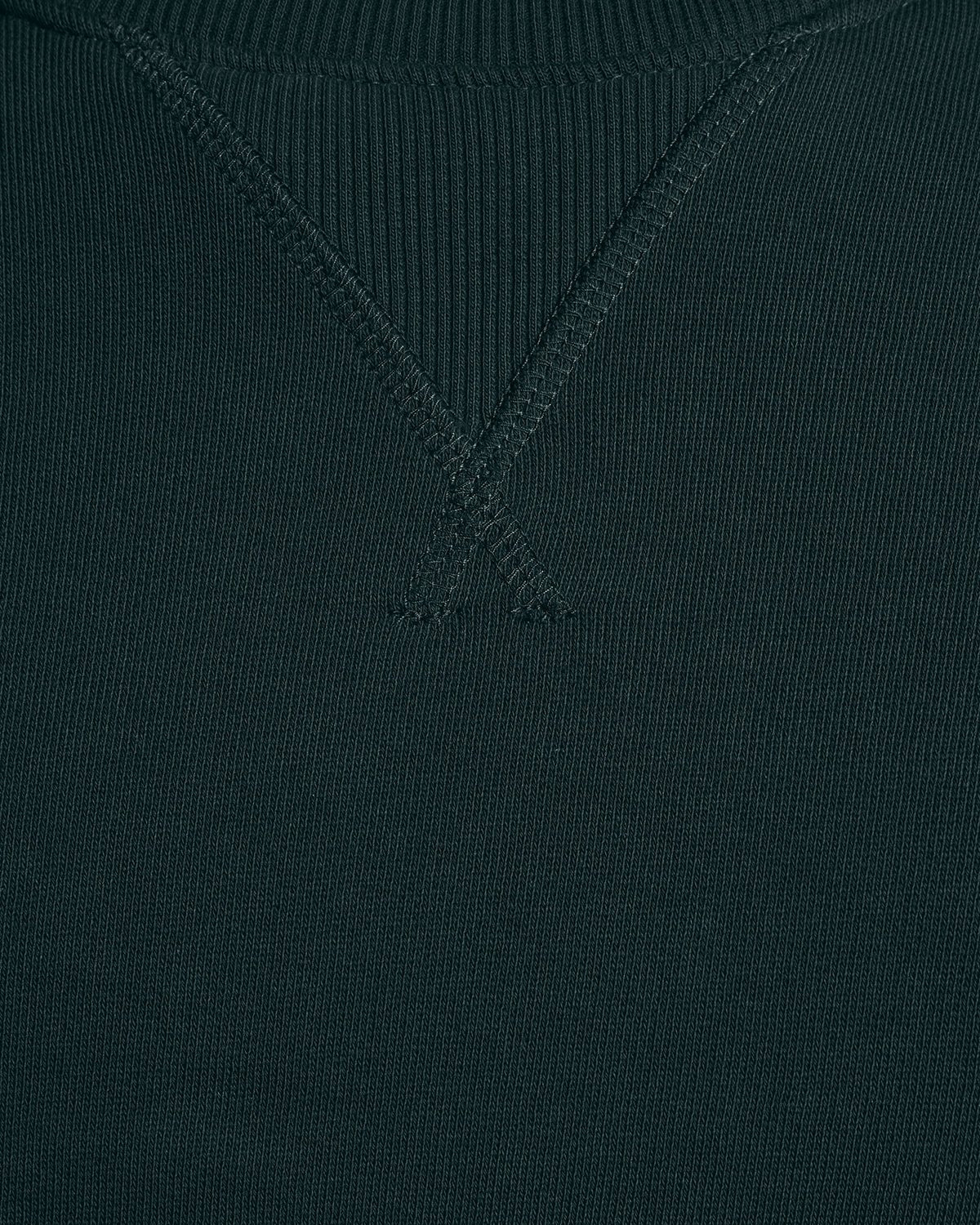Homme portant un sweat-shirt à col rond en coton vert foncé