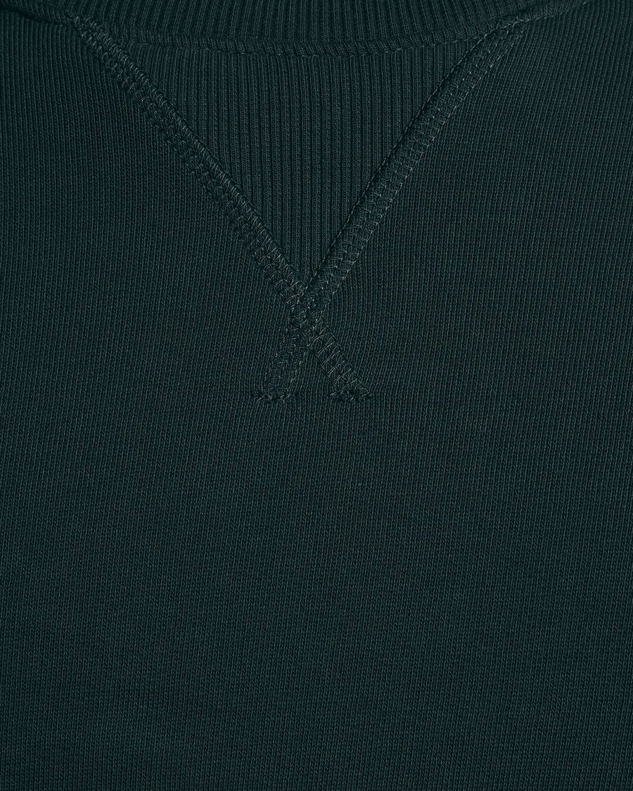Homme portant un sweat-shirt à col rond en coton vert foncé
