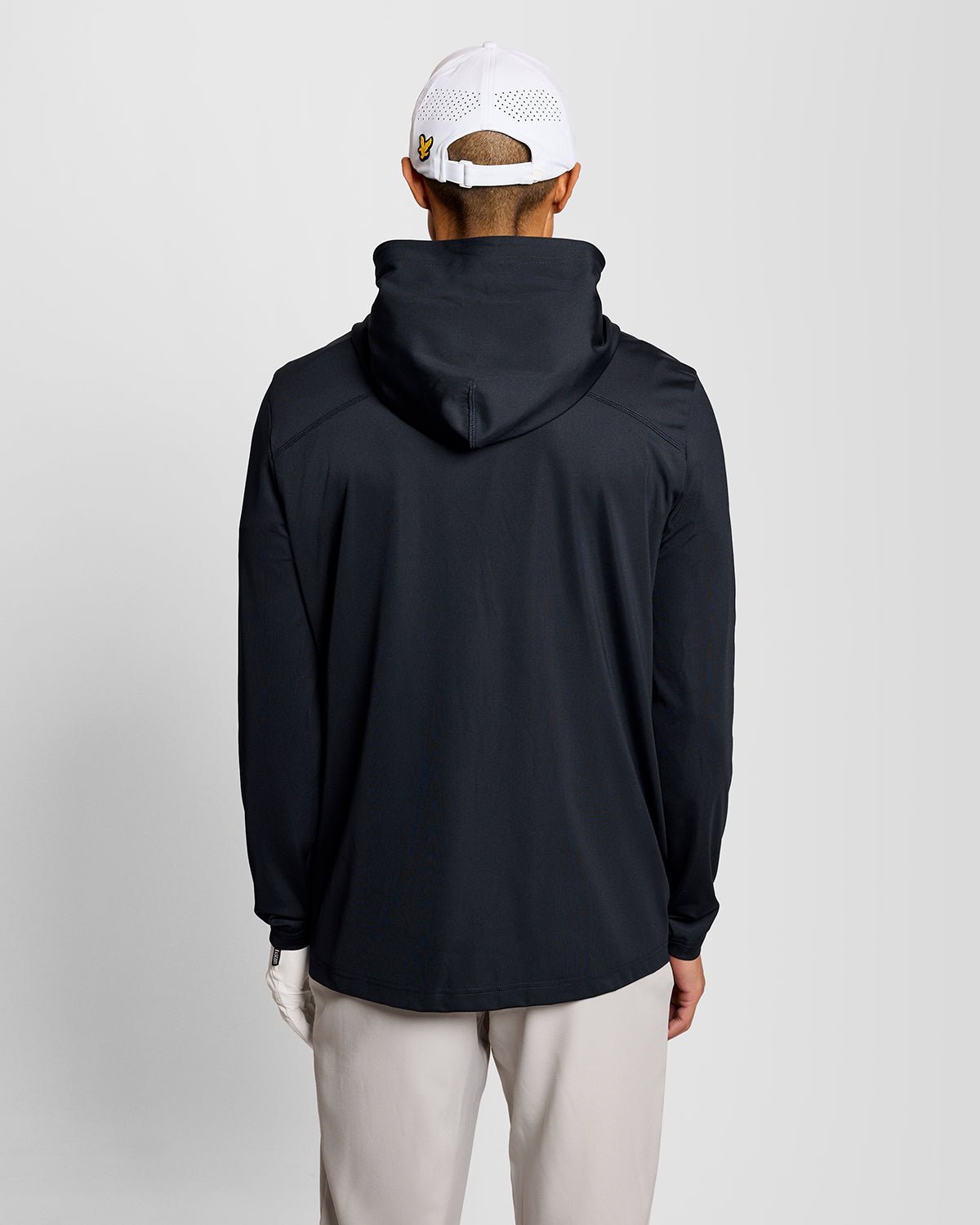 Homme portant une couche intermédiaire à capuche Performance, couleur bleu marine foncé