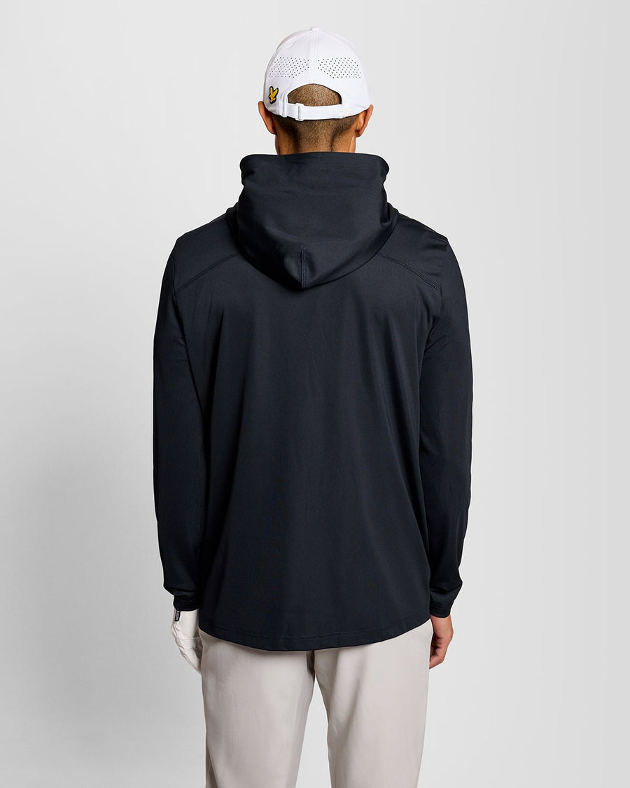 Homme portant une couche intermédiaire à capuche Performance, couleur bleu marine foncé