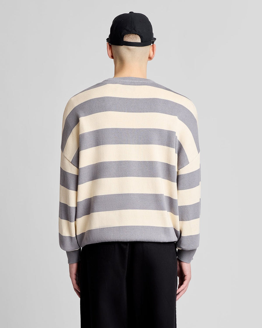 Un homme porte une casquette en toile brodée et cordée, de couleur noire