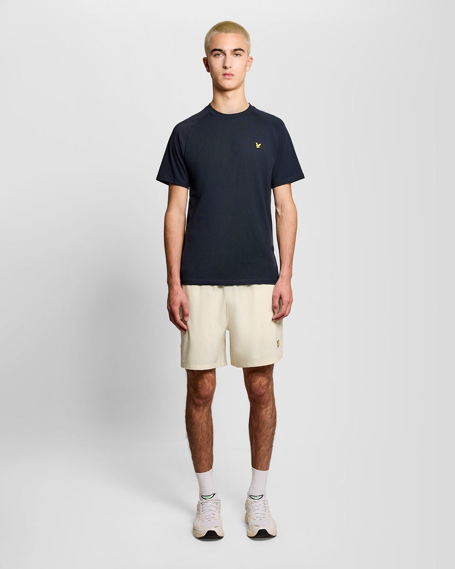 Homme portant un short de bain gris « Whitecap »