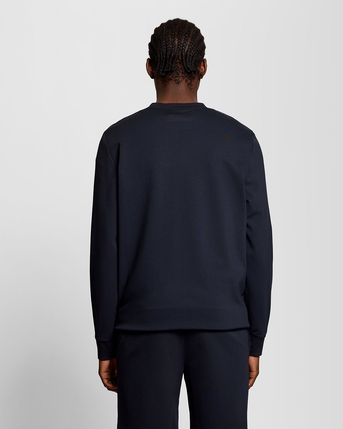 Homme portant un sweat-shirt léger de sport bleu marine foncé