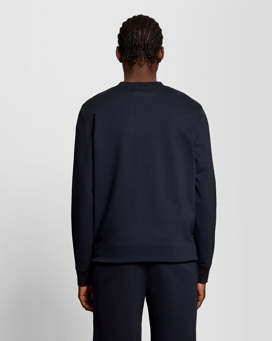 Homme portant un sweat-shirt léger de sport bleu marine foncé