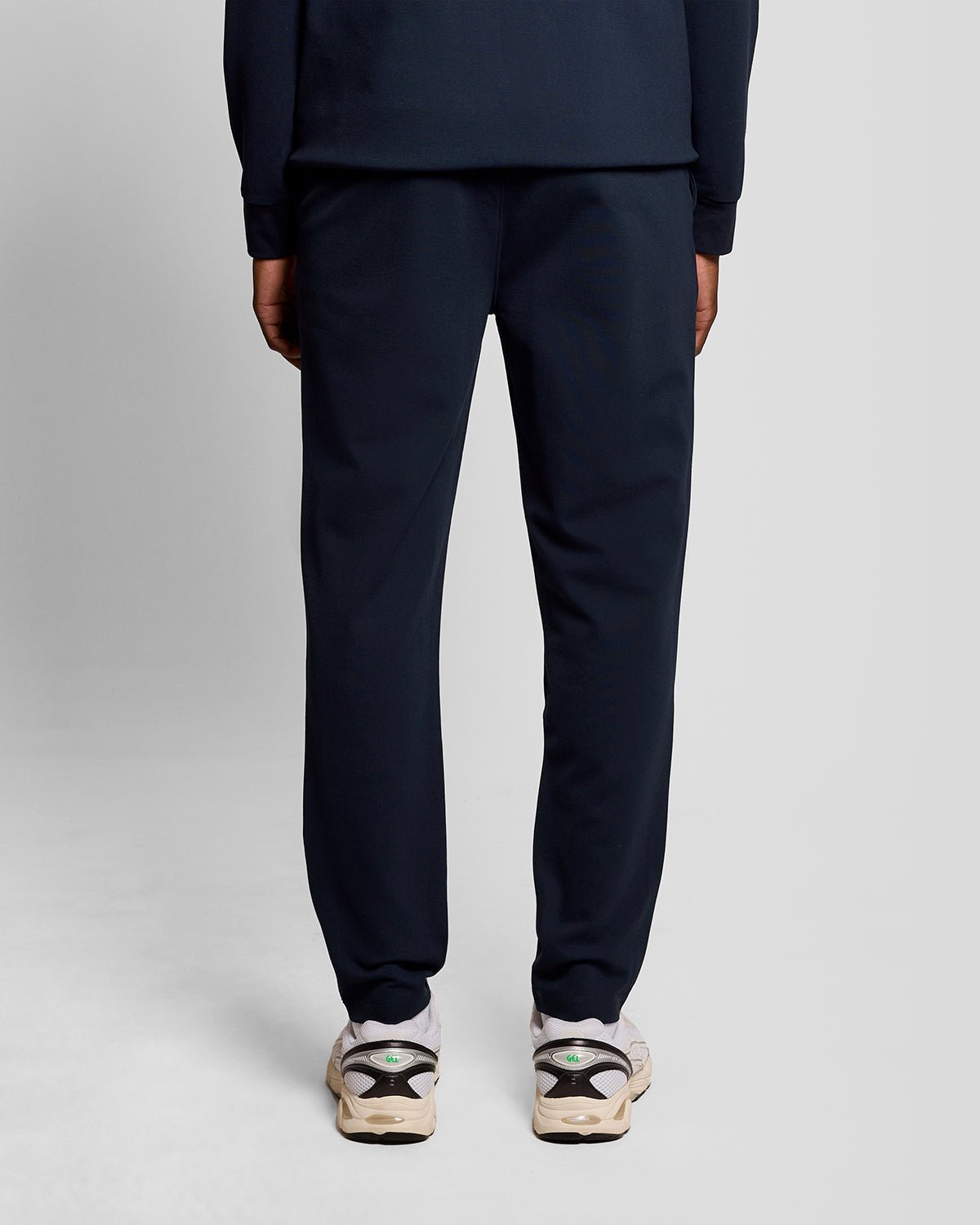 Homme portant un pantalon de jogging léger de sport bleu marine foncé