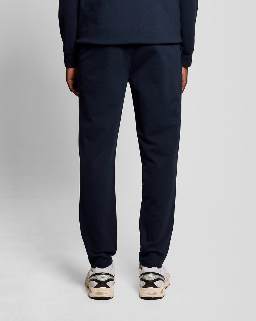 Homme portant un pantalon de jogging léger de sport bleu marine foncé