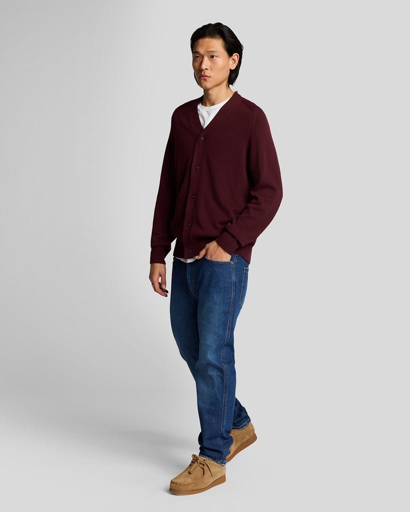 Homme portant un jean en denim ajusté et fuselé, couleur indigo