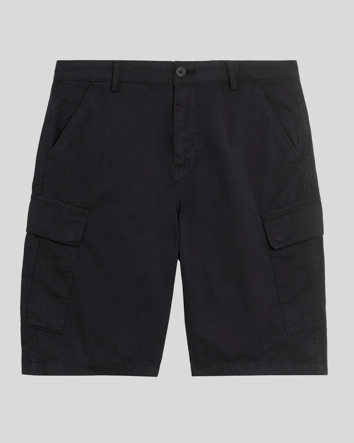 Un homme porte un short cargo en coton noir de jais