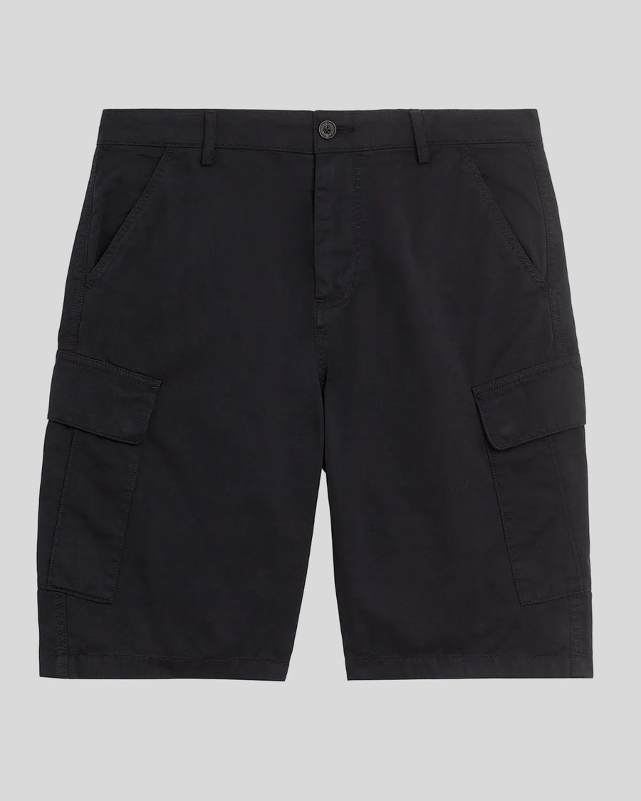 Un homme porte un short cargo en coton noir de jais