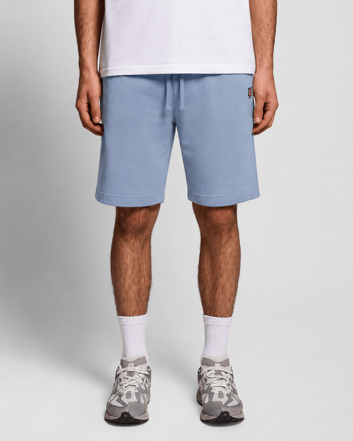 Un homme porte un short de sport en coton bleu opale